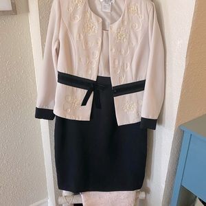 Size M 2-piece dress black dress with beige embroidered jacket and velvet belt